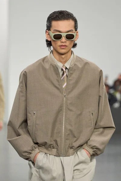 Look 10
